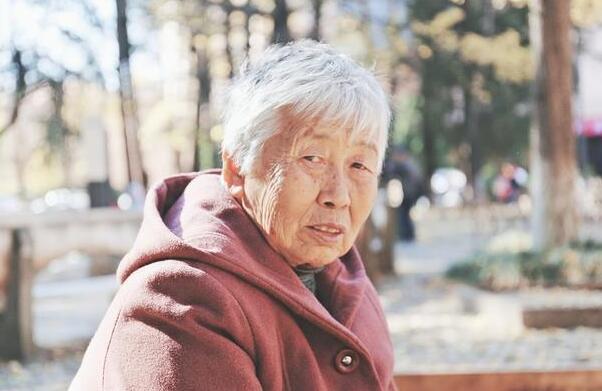 大嫂看我不順眼，婆婆住院她讓我去伺候，我拿出一張紙她求我原諒