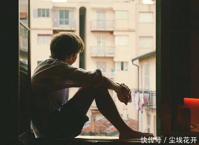 新婚夜老婆死活不讓碰，半夜忍不住抱了下她我嚇的驚慌失措滾下床