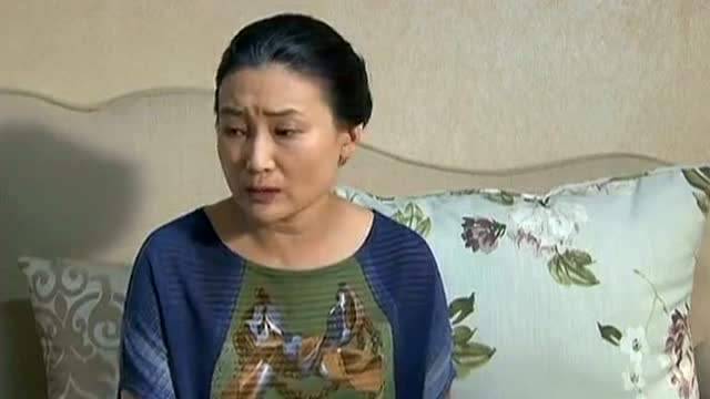 女友第一次來我家，故意把菜湯潑我阿嬤身上，爸爸不生氣反而還說「以後要經常來玩」