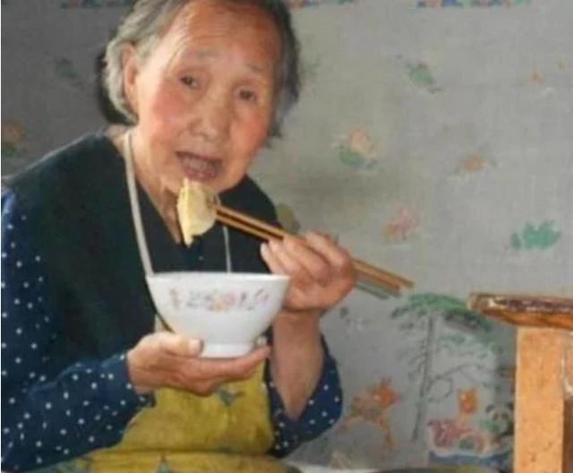倒插門的丈夫，婆家拆遷了，小姑子說句話，站在了那裡
