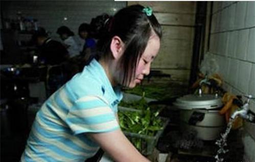 姐姐出嫁，11歲的弟弟堵在大門不讓出，他打開褲兜，眾人濕了眼眶