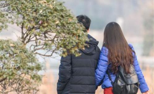 姐姐出嫁，11歲的弟弟堵在大門不讓出，他打開褲兜，眾人濕了眼眶