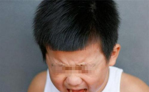 姐姐出嫁，11歲的弟弟堵在大門不讓出，他打開褲兜，眾人濕了眼眶