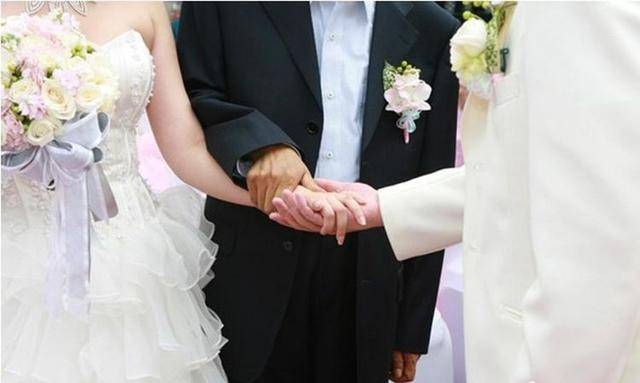 女兒一歲生日，婆婆不請自到，席間她提了個要求，我掀翻桌子