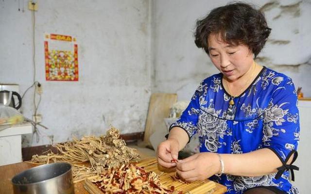 繼母兒子大婚，我出隨禮200，聽到繼母說的話，我拿10萬叫聲媽