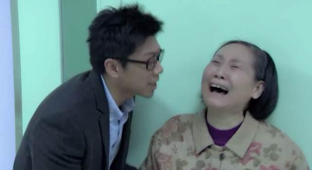 農村老人到城裡跟兒子要一千補房子，兒媳不給，丈母娘直接給兩萬