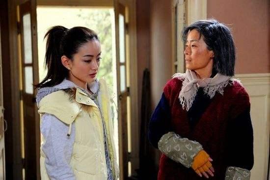 農村老人到城裡跟兒子要一千補房子，兒媳不給，丈母娘直接給兩萬