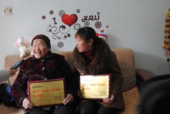 農村老人到城裡跟兒子要一千補房子，兒媳不給，丈母娘直接給兩萬