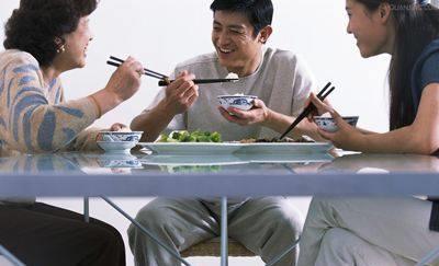 父母從鄉下來看我，老公給他們吃剩菜，之後婆婆過來我煮泡麵招待