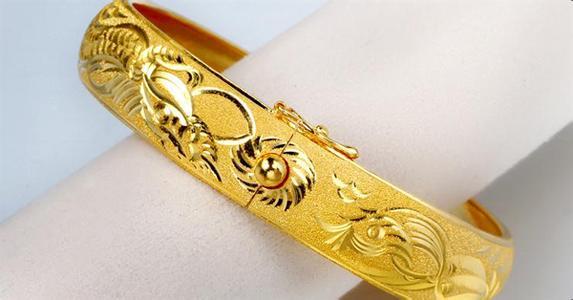 結婚兩天我的金手鐲就不見了，聽了婆婆的話我把這個家砸了