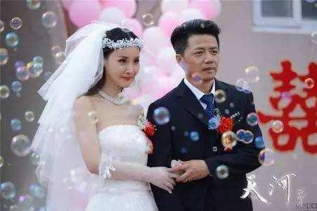哥哥結婚，二叔打電話說母親暈倒了，知道原因，我砸了哥哥婚禮！