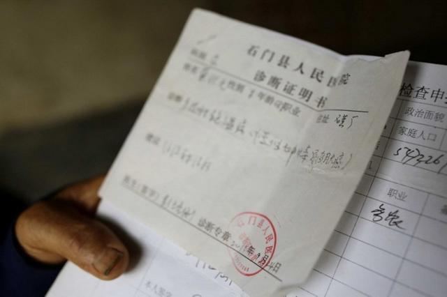 父親裝死女兒不聞不問，逢人就說養個白眼狼，碰女婿上墳才知真相