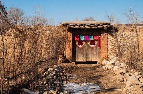 公婆去世，丈夫癱瘓，妻子搬磚養家，一天回家推開門後，如遭雷擊