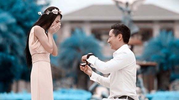 兒媳叫婆婆起床吃早餐，被門外公公的反應嚇哭，真相讓人憤怒