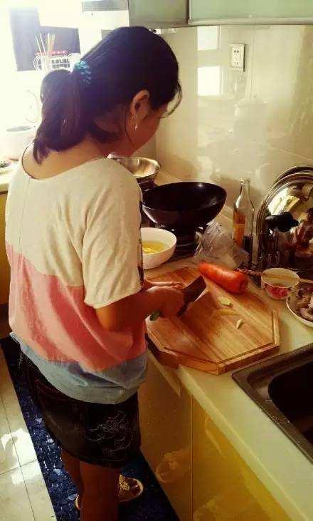 兒媳叫婆婆起床吃早餐，被門外公公的反應嚇哭，真相讓人憤怒