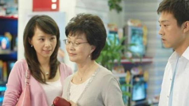 前夫嫌我跟婆婆吵架，選擇離婚分給我舊房子，三年後他悔斷了腸！