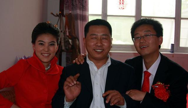 哥結婚我轉3萬，媽不讓我回家，我覺得不對勁，推門後我冷笑走人