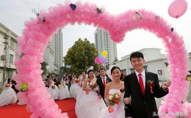 離婚三年，老闆結婚請我們喝喜酒，新娘轉身後，我淚如雨下