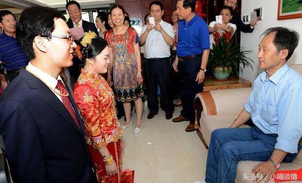 離婚三年，老闆結婚請我們喝喜酒，新娘轉身後，我淚如雨下
