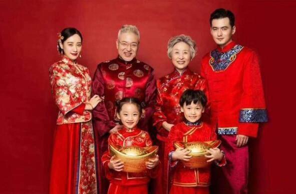 上門拜見公婆，無意中翻開相冊，小侄女童言無忌說一話，我分手了