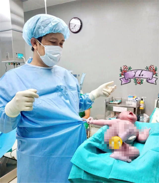 剛出生幾秒鐘的嬰兒拉住醫生手術服不撒手，照片發布後萌翻網友：瞧這暴脾氣