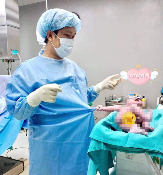 剛出生幾秒鐘的嬰兒拉住醫生手術服不撒手，照片發布後萌翻網友：瞧這暴脾氣