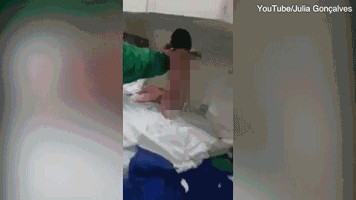 剛出生幾秒鐘的嬰兒拉住醫生手術服不撒手，照片發布後萌翻網友：瞧這暴脾氣