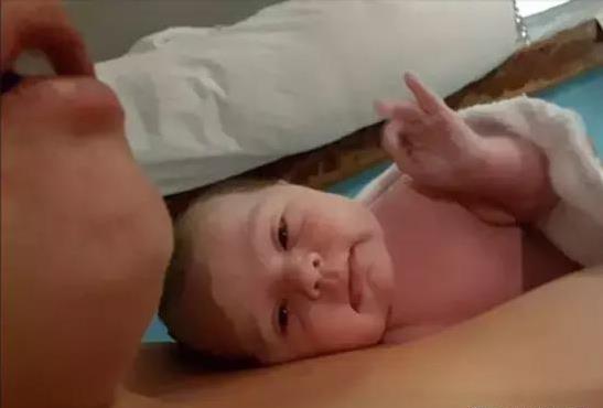 剛出生幾秒鐘的嬰兒拉住醫生手術服不撒手，照片發布後萌翻網友：瞧這暴脾氣