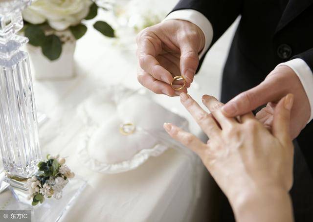小舅子結婚，我準備兩千紅包，婚禮上看到新娘，我立馬換成兩萬