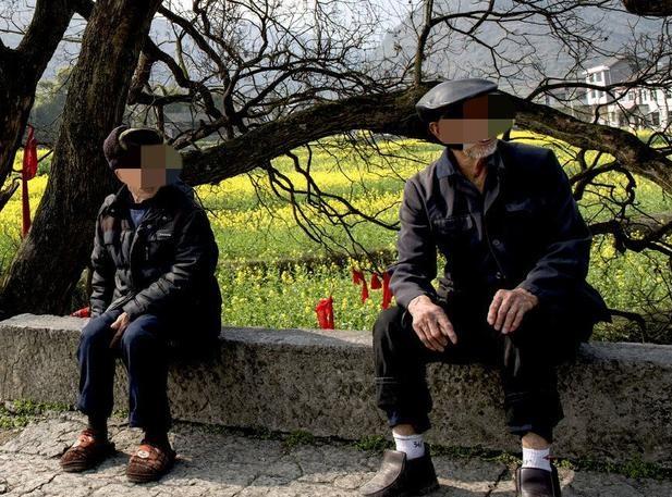女兒遠嫁窮小子，父親和她賭氣7年沒見面，他卻不知女兒早已去世