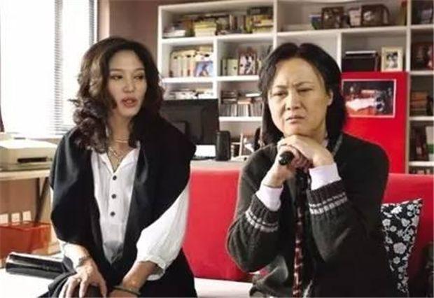 結婚五年了，婆婆整天讓我吃剩飯，搬家時她給我一張卡，我感動了