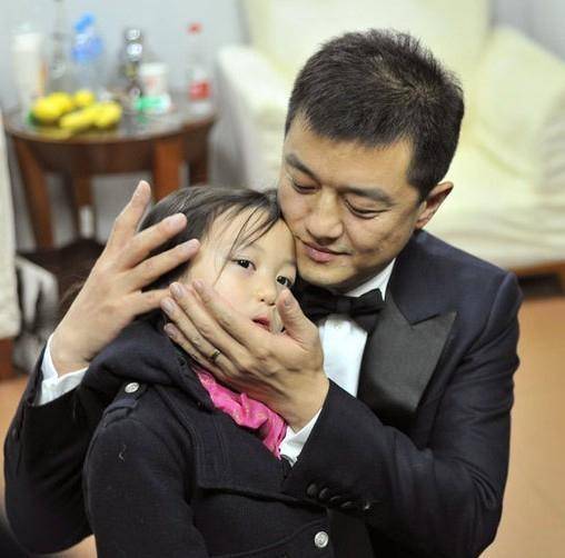  李亞鵬父女從巴黎歸來，李嫣兔唇恢復美若天仙，網友：妥妥的兩米大長腿觀!