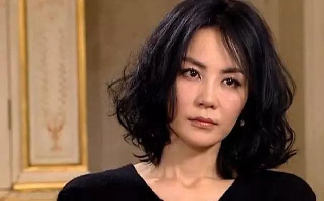  李亞鵬父女從巴黎歸來，李嫣兔唇恢復美若天仙，網友：妥妥的兩米大長腿觀!