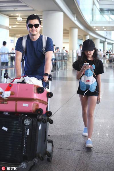  李亞鵬父女從巴黎歸來，李嫣兔唇恢復美若天仙，網友：妥妥的兩米大長腿觀!
