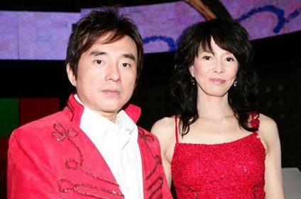 曾和張學友齊名，和大7歲富婆相戀16年被拋棄，55歲獨自低調慶生