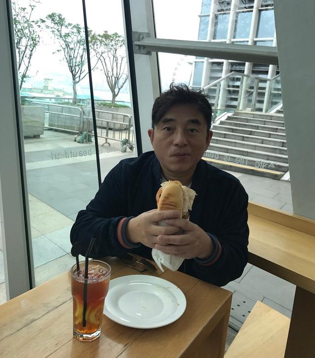 曾和張學友齊名，和大7歲富婆相戀16年被拋棄，55歲獨自低調慶生