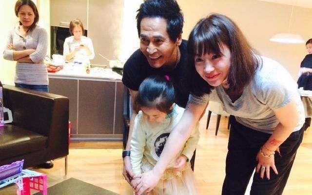 59歲齊秦小24歲「嫩妻身份」曝光，是熟悉的她，難怪放棄王祖賢！