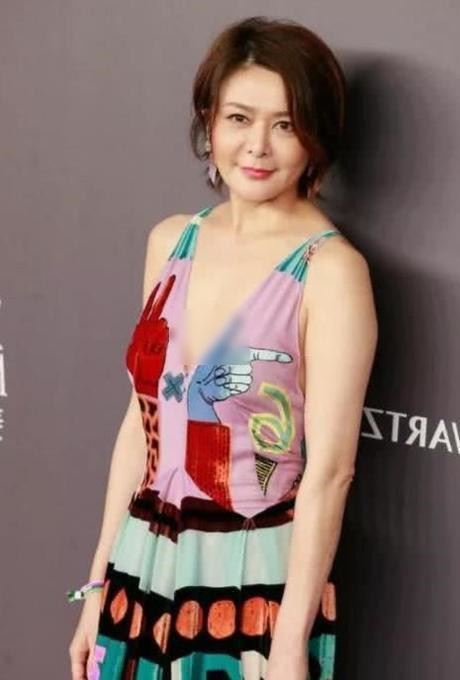 56歲的關之琳出席活動，當看到最後一張，網友：已收藏！