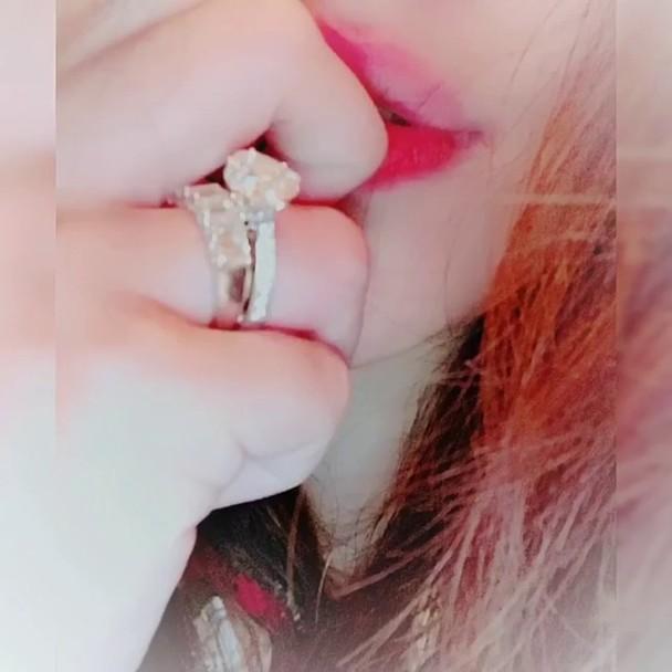 何超盈在社交平台親自曬出男友跪地求婚短片，非常的溫馨甜蜜！