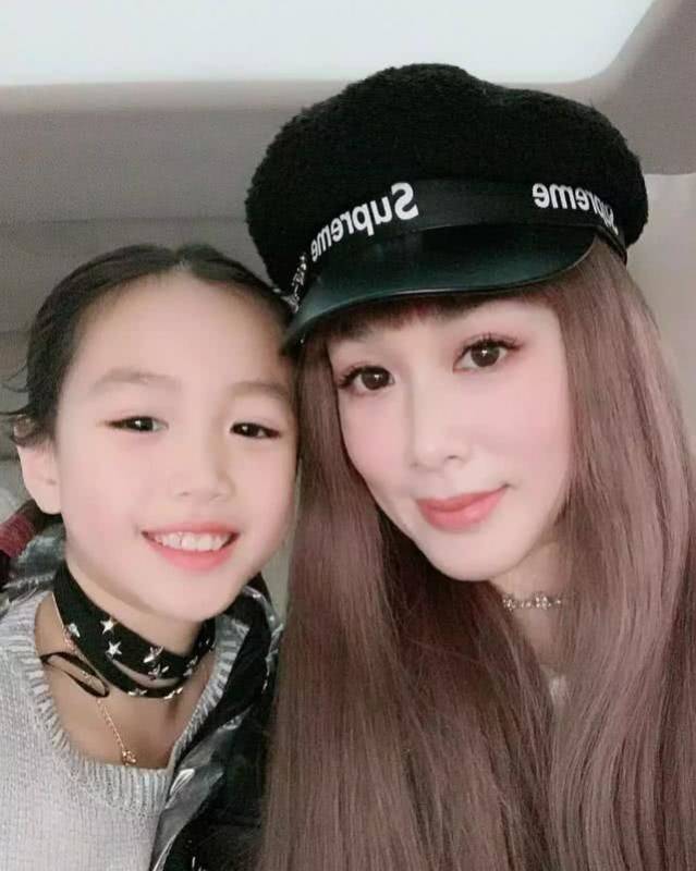 嫁過兩男人生過仨娃，三婚嫁給小鮮肉，現48歲為36歲丈夫拼四胎！