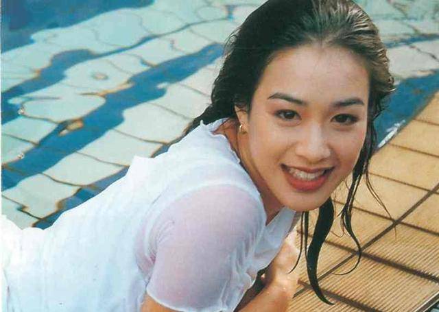 嫁過兩男人生過仨娃，三婚嫁給小鮮肉，現48歲為36歲丈夫拼四胎！