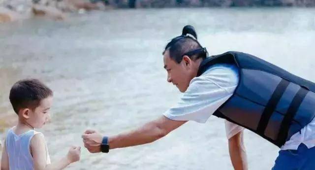 帶你參觀「陳小春應采兒」的豪宅，客廳超級大，兒童房設計好有愛，值得借鑒！