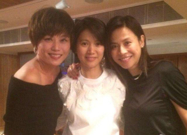 47歲袁詠儀與48歲宣萱近照，從閨蜜到仇人，如今差距還真大！