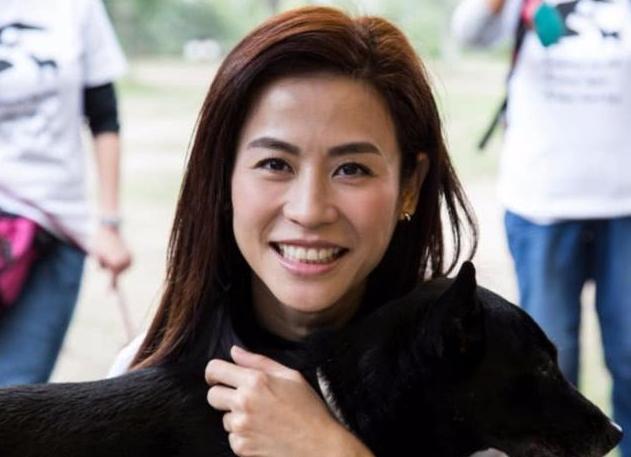 47歲袁詠儀與48歲宣萱近照，從閨蜜到仇人，如今差距還真大！