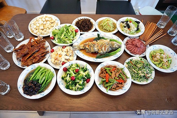 周潤發回老家，鄉親們都請他吃飯，看了這些美食，你最想吃哪家的