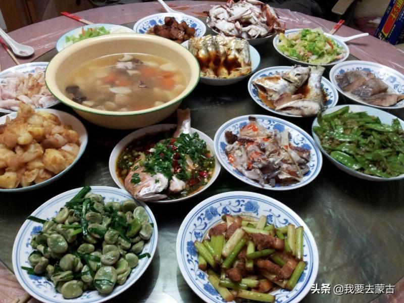 周潤發回老家，鄉親們都請他吃飯，看了這些美食，你最想吃哪家的