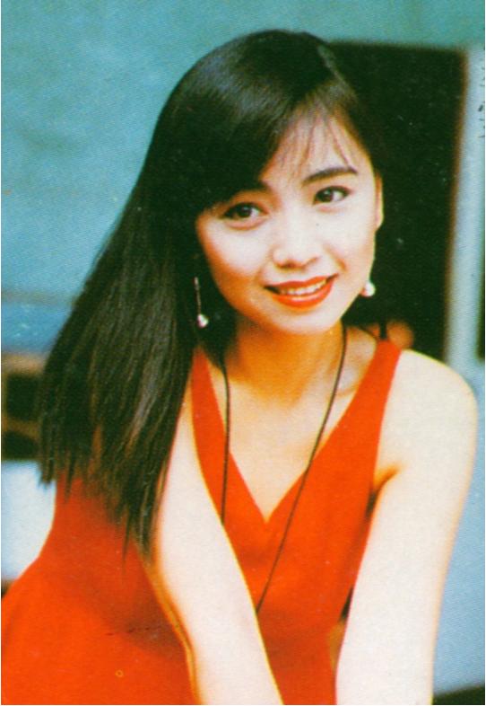 53歲鄧萃雯近照曝光！昔日女神優雅老去，至今單身卻活得魅力無限