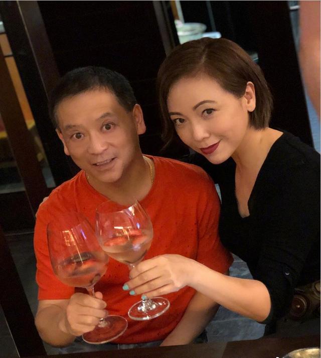 53歲鄧萃雯近照曝光！昔日女神優雅老去，至今單身卻活得魅力無限