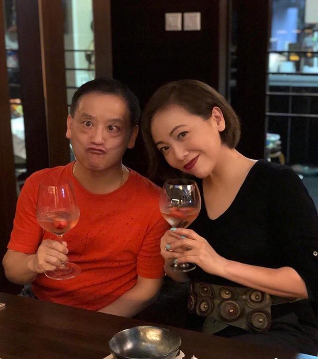 53歲鄧萃雯近照曝光！昔日女神優雅老去，至今單身卻活得魅力無限