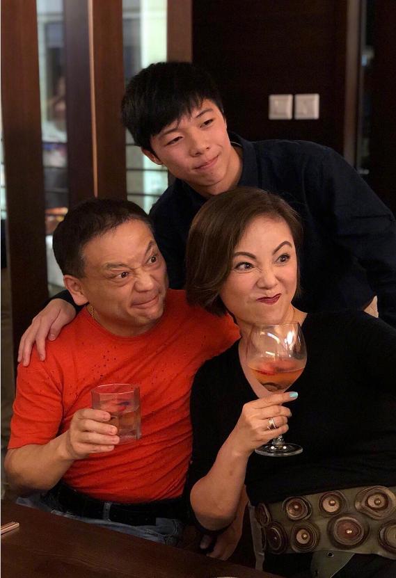 53歲鄧萃雯近照曝光！昔日女神優雅老去，至今單身卻活得魅力無限